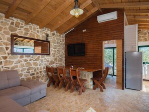 Una televisión, una chimenea