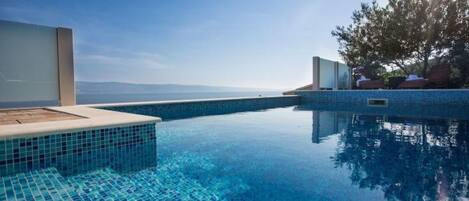 Et oppvarmet basseng