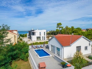A modern villa with a swimming pool, a covered patio, and a view of the sea. - Villa Nicole in Strandnähe - Agentur TA Leut by Interhome (Privlaka)