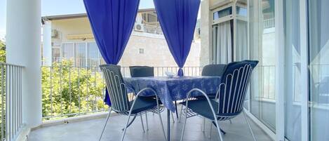 تناول الطعام بالخارج