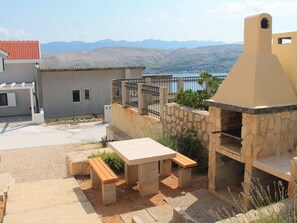 Outdoor dining - "Gubo2" mit Blick auf das Wasser by Interhome (Pag/Pag)