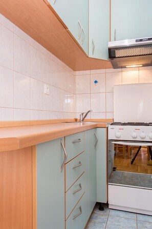 Fridge, oven, cookware/dishes/utensils - Gemütliche Wohnung Branko 2 by Interhome (Krk/Šilo)