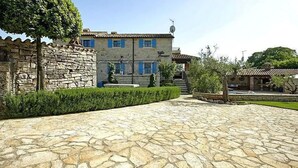 A stone-paved courtyard with a stone building featuring blue shutters and a sign that reads "Villa Fiorino." - Vacation home Simone by Interhome (Dracevac)