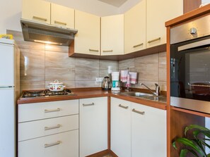 Fridge, microwave, oven, dishwasher - Apartment Deja by Interhome (Krk/Šilo)