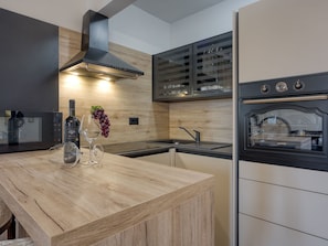 Kühlschrank, Mikrowelle, Ofen, Geschirrspüler