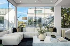 Smart TV, offices - Luxe 11BDR w/ Putting Green, Game Room, Pool | Bouldin Collective by AvantStay (Austin)
