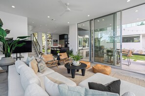 Smart TV, offices - Luxe 11BDR w/ Putting Green, Game Room, Pool | Bouldin Collective by AvantStay (Austin)