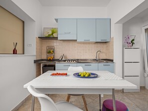 Fridge, oven, dishwasher, cookware/dishes/utensils - attraktive Wohnung mit privatem Pool by Interhome (Drenje)