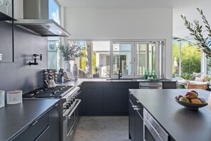 Fridge, oven, stovetop, dishwasher - Luxe 6BDR Retreat w/ Putting Green + Game Room | Bouldin Collective by AvantStay (Austin)