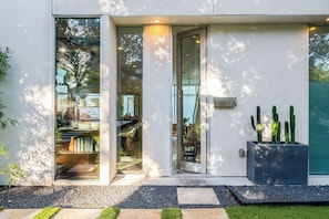 Exterior detail - Luxe 6BDR Retreat w/ Putting Green + Game Room | Bouldin Collective by AvantStay (Austin)