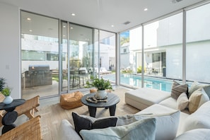 Smart TV - Luxe 6BDR Retreat w/ Putting Green + Game Room | Bouldin Collective by AvantStay (Austin)