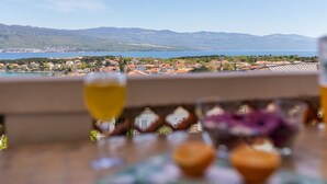 A balcony with a view of a coastal town and mountains. - Moderne Wohnung Grzetic by Interhome (Krk/Šilo)