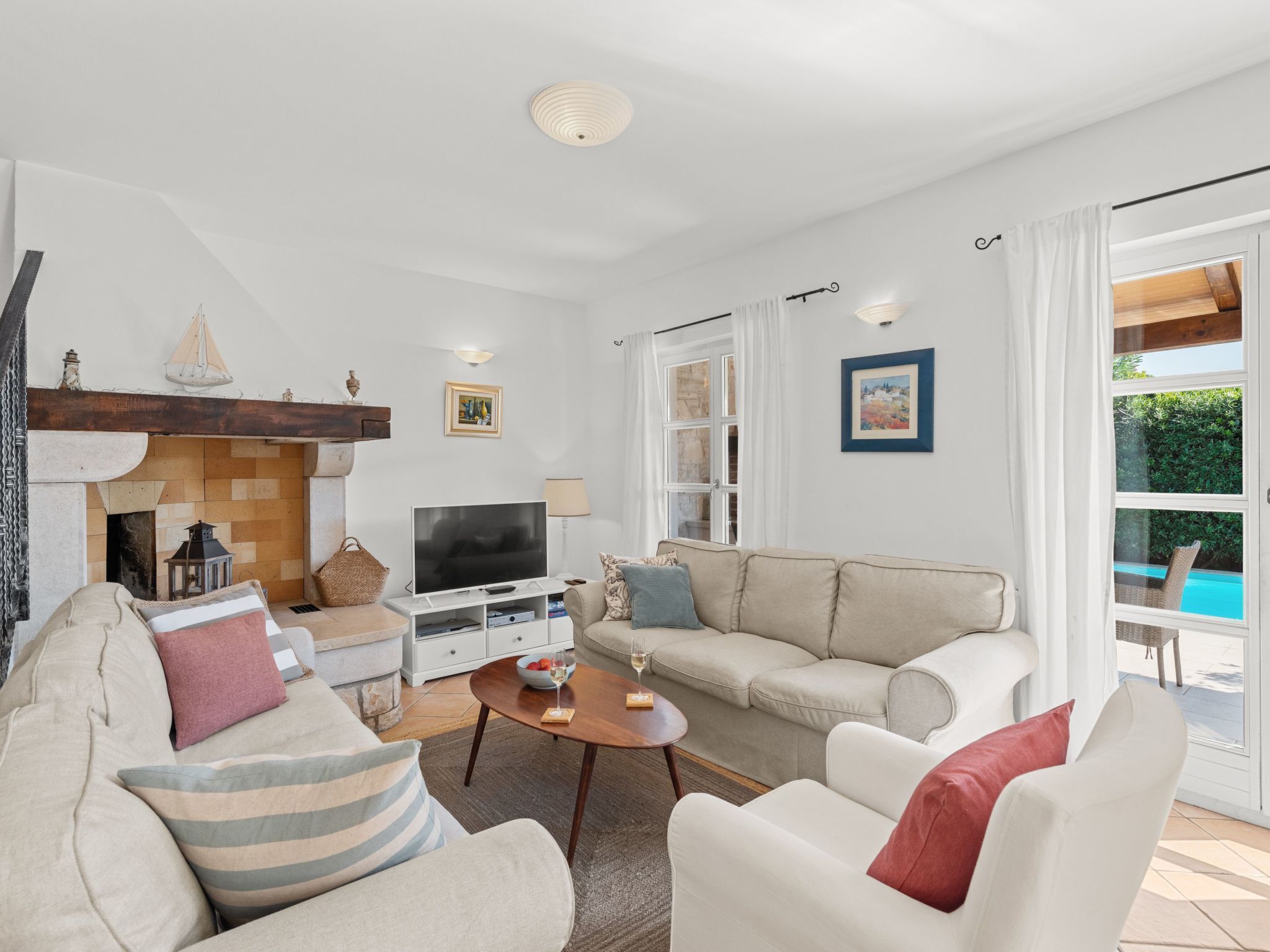 Fernseher, Kamin, DVD-Player