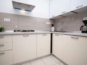Refrigerador, microondas, lavavajillas y utensilios de cocina 