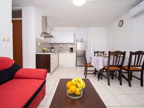 TV - Ruhig und gemütlich 2BR Wohnung in der Nähe des Strandes by Interhome (Fažana)