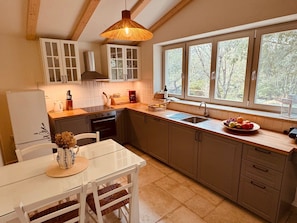 Fridge, microwave, oven, dishwasher - Ferienvilla mit Garten, Grill und Terrasse by Interhome (Fabci)