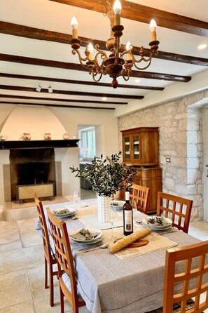 Dining - Ferienvilla mit Garten, Grill und Terrasse by Interhome (Fabci)