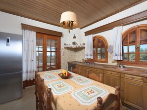 Jääkaappi, mikroaaltouuni, uuni, keittoastiat/astiat/ruokailuvälineet