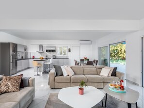 TV - Strandvilla Viviane Paulos für 12 Personen by Interhome (Gennadi)
