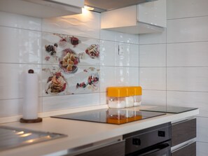 Fridge, oven, cookware/dishes/utensils - "Barbara" mit Blick auf das Wasser by Interhome (Trogir/Okrug Donji)