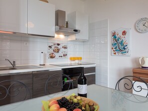 Fridge, oven, cookware/dishes/utensils - "Barbara" mit Blick auf das Wasser by Interhome (Trogir/Okrug Donji)