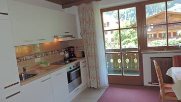 Kühlschrank, Mikrowelle, Ofen, Geschirrspüler