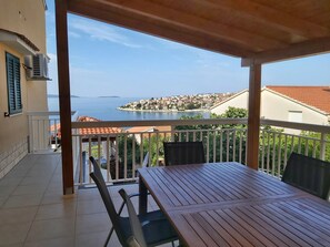 Outdoor dining - Beheizter Infinity-Pool, Appartement mit Meerblick 2 by Interhome (Trogir/Okrug Donji)