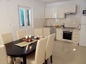 Fridge, microwave, oven, dishwasher - Beheizter Infinity-Pool, Appartement mit Meerblick 2 by Interhome (Trogir/Okrug Donji)