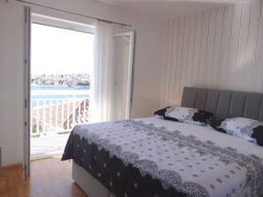 Internet - Beheizter Infinity-Pool, Appartement mit Meerblick 2 by Interhome (Trogir/Okrug Donji)