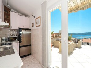 Fridge, microwave, oven, dishwasher - Wohnung "Decor" mit Blick auf das Wasser by Interhome (Trogir/Okrug Donji)