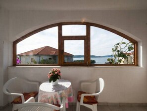 Dining - Wohnung mit Blick auf das Wasser by Interhome (Trogir)