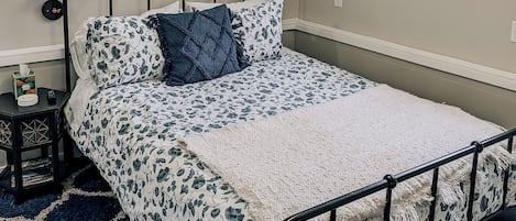 Tabla de planchar con plancha, wifi gratis y ropa de cama