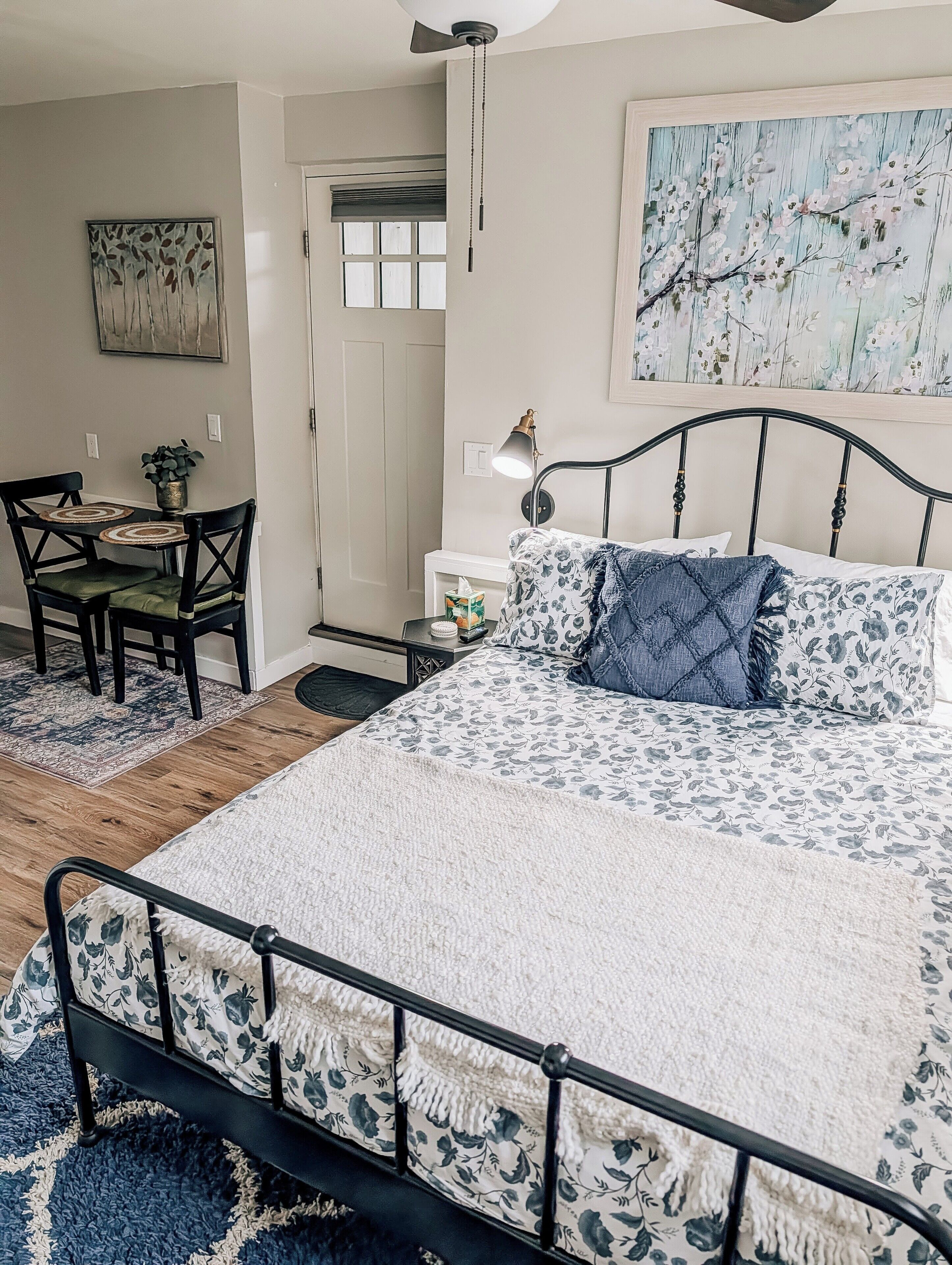 Een strijkplank/strijkijzer, gratis wifi, beddengoed