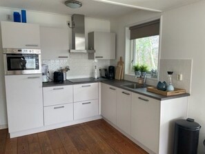 Een koelkast, een magnetron, een oven, een vaatwasser