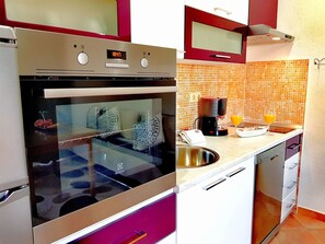 Fridge, oven, dishwasher, cookware/dishes/utensils - nahe der Altstadt mit Meerblick by Interhome (Trogir)