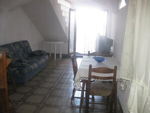 TV - Apartment mit Terrasse direkt am Meer by Interhome (Murter/Betina)