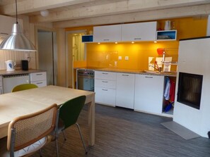 Een koelkast, een magnetron, een oven, een vaatwasser