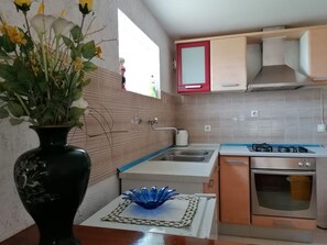 Fridge, oven, cookware/dishes/utensils - Apartment direkt am Meer mit Anlegeplatz by Interhome (Murter/Betina)