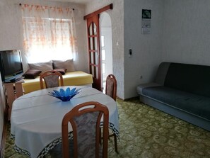 TV - Apartment direkt am Meer mit Anlegeplatz by Interhome (Murter/Betina)