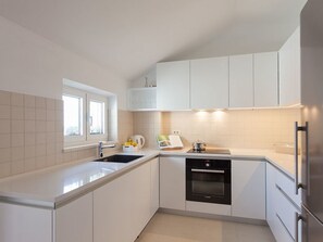 Fridge, oven, dishwasher, cookware/dishes/utensils - für 4 Personen ca. 82 m² in Mali Zaton, Dalmatien (Dubrovnik-Neretva) by Interhome (Zaton)