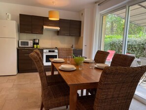 Fridge, microwave, oven, dishwasher - Klimatisierte Wohnung mit Garten by Interhome (Montauroux)