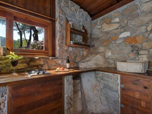Fridge, cookware/dishes/utensils - Haus in Općina Sućuraj mit Grill und Terrasse by Interhome (Hvar/Sućuraj)