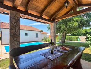 Outdoor dining - Haus Daniela mit überdachter Terrasse und Pool by Interhome (Divsici)