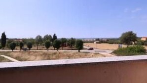 Vista de una zona residencial con casas, árboles y cielo despejado.