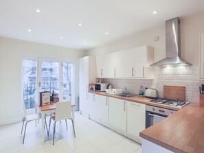 Fridge, microwave, oven, dishwasher - in London by Interhome (London)
