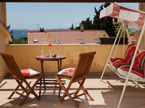 Outdoor dining - Ruhige Ferienwohnung mit herrlicher Aussicht by Interhome (Dragovode)