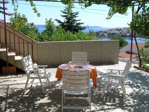 Outdoor dining - Wohnung mit Balkon und Meerblick by Interhome (Trogir/Okrug Donji)