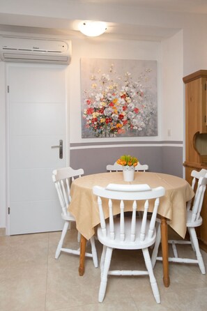 Dining - mit Balkon und herrlichem Meerblick by Interhome (Trogir/Okrug Donji)