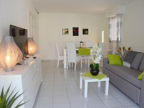 TV, DVD player - Béatrice by Interhome (Cannes)