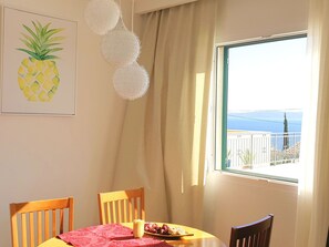 Dining - Beheiztes Schwimmbad, schattige Terrasse mit Meerblick by Interhome (Trogir/Okrug Donji)